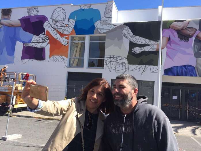 Obras de pintado de un mural en la fachada de la Gerencia del Valle de Jinámar (Foto TA)